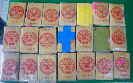 Tiếp tục tiếp nhận 21 gói chất bột nghi là ma túy