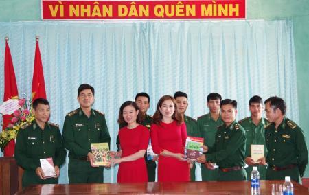 Kon Tum: Tặng 900 cuốn sách cho cán bộ, chiến sỹ và nhân dân biên giới