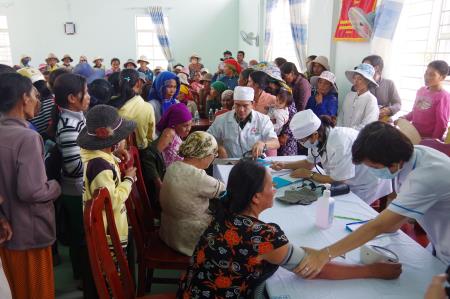 Ninh Thuận: Khám chữa bệnh và tặng quà nhân dân khu vực biên giới biển
