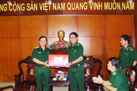 Chính ủy Quân khu 7 thăm, tặng quà BĐBP Bình Thuận