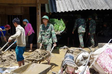 BĐBP Lào Cai giúp dân khắc phục hậu quả lũ quét