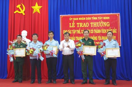 Khen thưởng các đơn vị tham gia bắt đối tượng vận chuyển 7kg ma túy đá