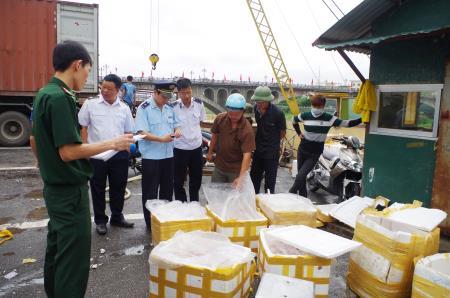 Đồn BPCKQT Móng Cái: Bắt quả tang vụ vận chuyển gần 1 tấn thực phẩm bẩn
