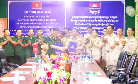 Hợp tác bảo vệ an ninh trật tự trên tuyến biên giới Đắk Nông - Mondulkiri