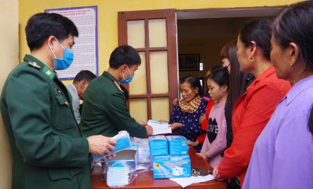BĐBP Ninh Bình cấp phát khẩu trang miễn phí cho nhân dân