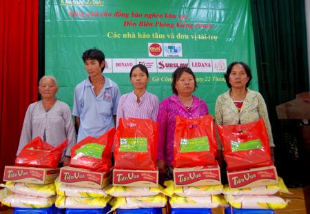 Tặng quà cho nhân dân khu vực biên giới biển Tiền Giang
