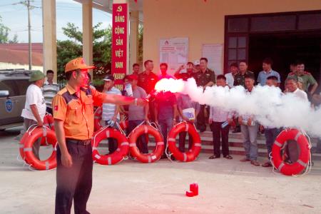 Giúp ngư dân đảm bảo an toàn hàng hải và tìm kiếm cứu nạn trên biển