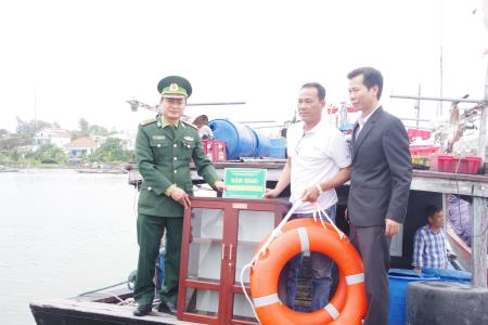 Thừa Thiên Huế: Cấp phát tủ sách pháp luật cho ngư dân xã Phú Thuận