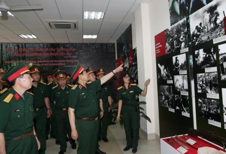 Đại tướng Ngô Xuân Lịch tham quan Bảo tàng Đường Hồ Chí Minh và Triển lãm Ký ức Trường Sơn
