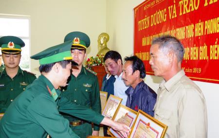 Tuyên dương 5 người dân tự giác giao nộp số lượng lớn ma túy trôi dạt vào bờ biển Quảng Nam