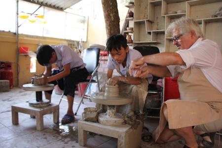 Cuộc gặp gỡ kỳ diệu giữa ông thầy người Pháp, gốm Raku và trẻ em khuyết tật