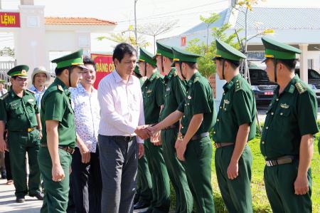 Lãnh đạo tỉnh Cà Mau thăm, chúc tết các đơn vị trên đảo Hòn Khoai