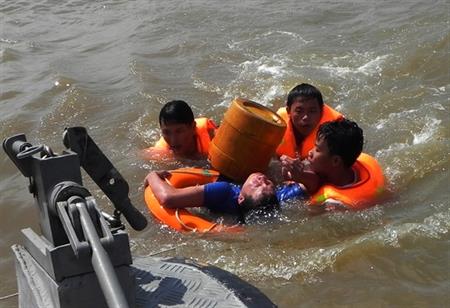 "Nóng" trên vùng biển Tây