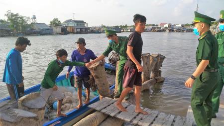Cứu vớt 4 thuyền viên trôi dạt trên biển