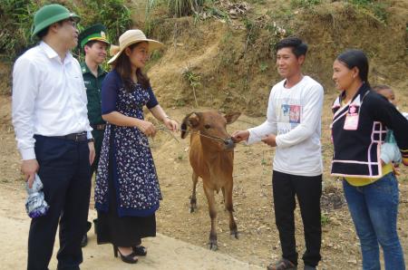 Tặng quà phụ nữ nghèo và học sinh xã biên giới Huổi Luông