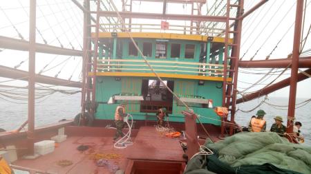 Đồn Biên phòng Ngọc Vừng cứu 8 thuyền viên gặp nạn trên biển