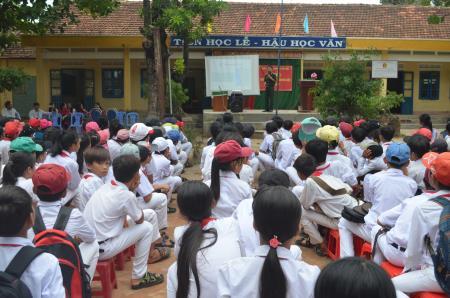 Tuyên truyền về chủ quyền biển, đảo cho giáo viên và học sinh ven biển