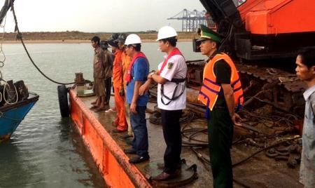 Xà lan va chạm tàu cá, hai ngư dân mất tích