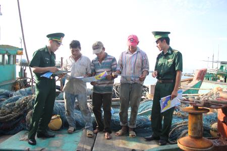 Giúp ngư dân nắm vững pháp luật để hạn chế vi phạm trên biển
