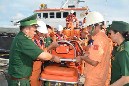 Tiếp nhận thuyền viên bị đột quỵ trên biển