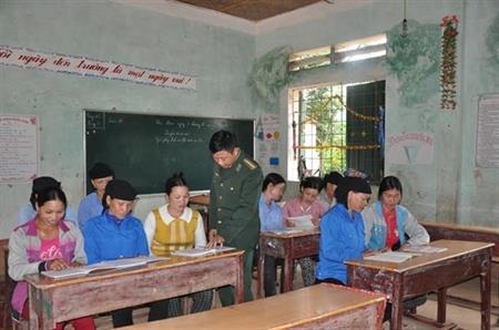 Lớp học xóa mù chữ ở San Bang