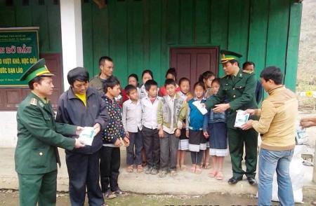 BĐBP Nghệ An đỡ đầu học sinh Lào vượt khó học giỏi