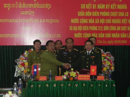 Sơ kết 1 năm phối hợp giữa Đồn BP CKQT Cha Lo với lực lượng BVBG Khăm Muộn (Lào)