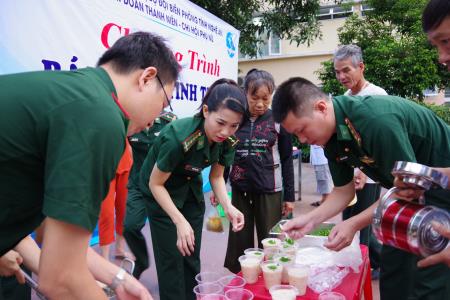 Tặng 300 suất cháo tình thương đến với bệnh nhân nghèo