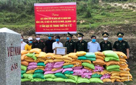 Tặng gạo hỗ trợ nhân dân biên giới và nước bạn Lào