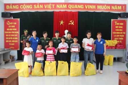 Hội Phụ nữ BĐBP TP Đà Nẵng phối hợp tặng quà học sinh nghèo vượt khó
