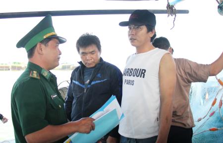 Ra khơi lỗ nặng, hàng trăm tàu cá nằm bờ