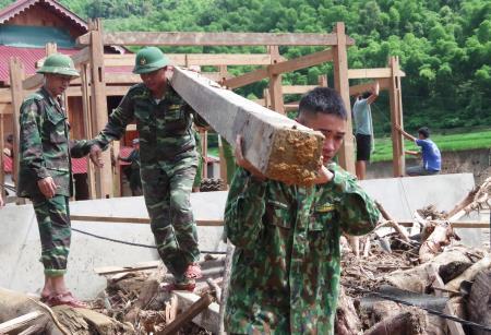 Sẻ chia nỗi đau với người dân vùng “rốn” lũ