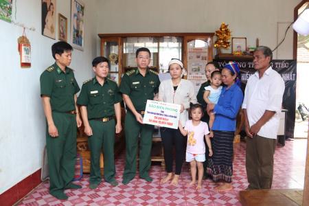 Báo Biên phòng trao tặng sổ tiết kiệm cho thân nhân Thiếu tá Vi Văn Nhất