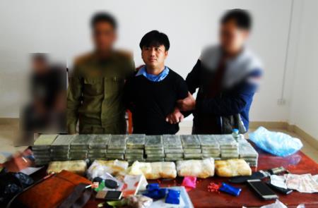 Bắt 3 đối tượng người Lào, thu 60 bánh heroin, 40.000 viên ma túy tổng hợp
