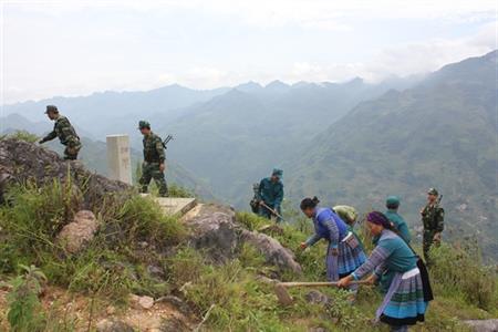 Những người anh em hai bên biên giới