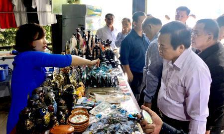 Mỹ nghệ than đá Hạ Long gây thiện cảm với khách quốc tế