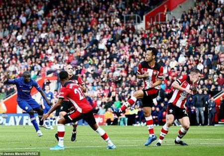 Ngày buồn của thành Manchester, Chelsea áp sát tốp 4