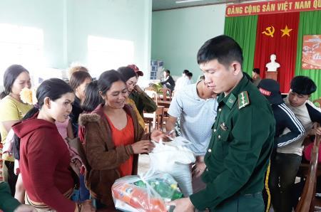 250 suất quà Tết đến với đồng bào nghèo biên giới Đắk Nông