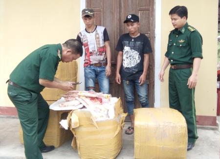 Bắt 2 đối tượng người Lào vận chuyển thực phẩm không rõ nguồn gốc