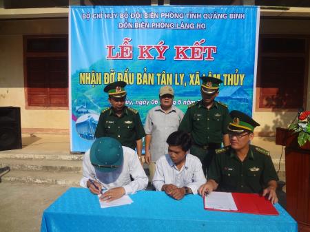 Đồn BP Làng Ho nhận đỡ đầu bản Tân Ly, xã Lâm Thủy