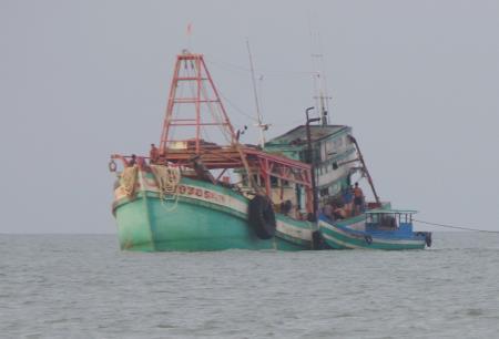 Bỏ trốn khỏi tàu cá, 3 ngư dân may mắn thoát chết