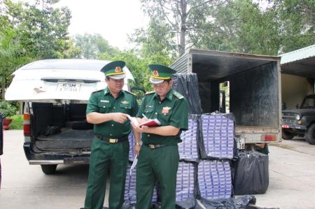 Đồn BPCK Mỹ Quý Tây thu 7.200 gói thuốc lá ngoại nhập lậu