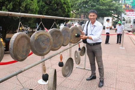 Trình diễn quy trình đúc cồng chiêng của người Ê đê