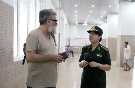 Hành động đẹp của nữ quân nhân Biên phòng