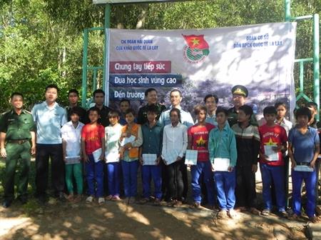 Tặng quà cho học sinh vùng cao nhân năm học mới