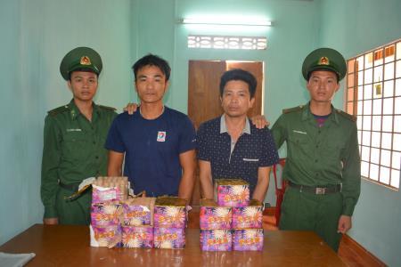 Bắt 2 đối tượng vận chuyển pháo và gỗ hương qua biên giới