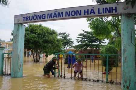 Khẩn trương hỗ trợ các trường vệ sinh lớp học sau mưa lũ