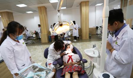 Khoa Răng Hàm Mặt, Đại học Kinh doanh và Công nghệ Hà Nội khám răng miễn phí cho học sinh tiểu học