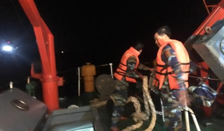Nước tràn khoang máy, tàu cá Nghệ An được ứng cứu kịp thời