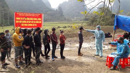 Lá chắn thép trên tuyến đầu chống dịch